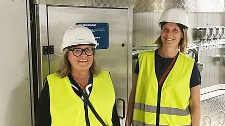 Annelie Frick, verksamhetsutvecklare, och Karin Ramstedt, miljöstrateg på miljö och säkerhet, är glada att anläggningen är i drift.