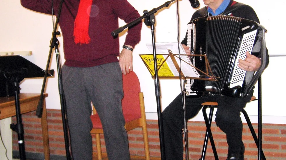 Skön musik. Evert Taube, alias Bo Löfbom, och Brage Lidgren underhöll på mötet.