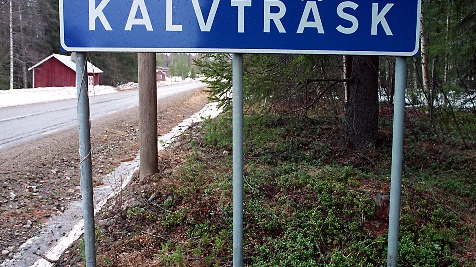 I utkanten. Kalvträsk är den yttersta utposten i kommunen. Frågan är nu om byborna är intresserade av att köpa allaktivitetshuset i byn av Skellefteå kommun?