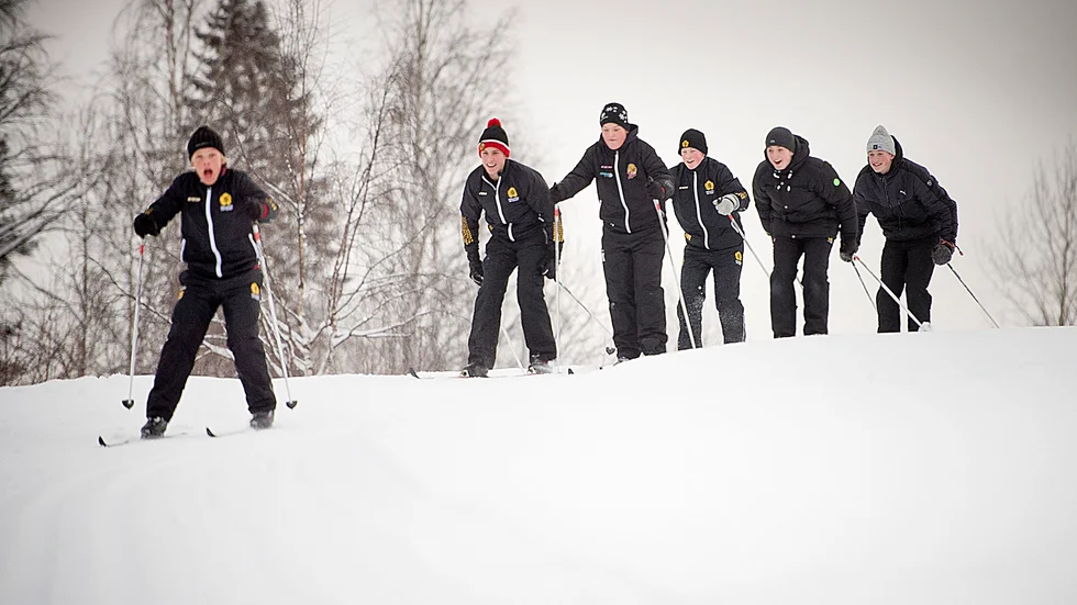 Kallt. Emil Sundström, Gustav Israelsson, William Källströmmer, Ludvig Warg, William Stenman och Eric Danielsson väljer hellre att vara ute istället för inne. Foto: Lars Eriksson.