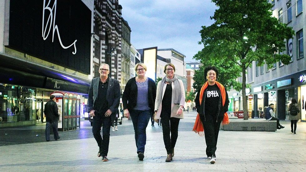 Ska hitta guldkornen. En Skelleftedelegation på 15 personer landade på onsdagskvällen i Liverpool. Rolf Rundström, Monica Widman Lundmark, Maria Broman och Francesca Quartey är fyra av dem som ska se vad den engelska staden lyckats med för att gå från industri- till tjänstestad. Foto: Daniel Eriksson.