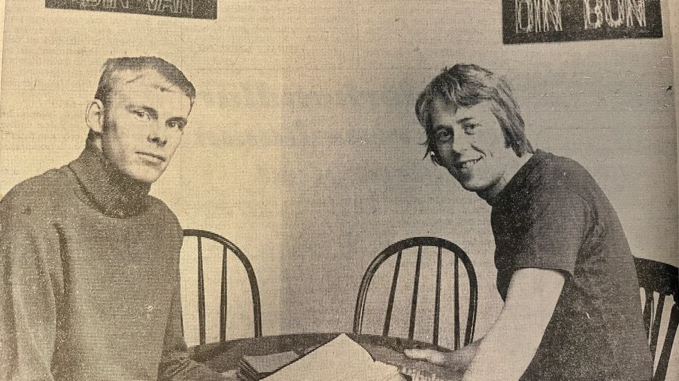 Kuriren för 50 år sedan: Leif Eriksson, till vänster, och Rolf Reinwalds är värdar i Oasen. De går ofta ut och söker kontakt med Katrineholms ungdomar. 