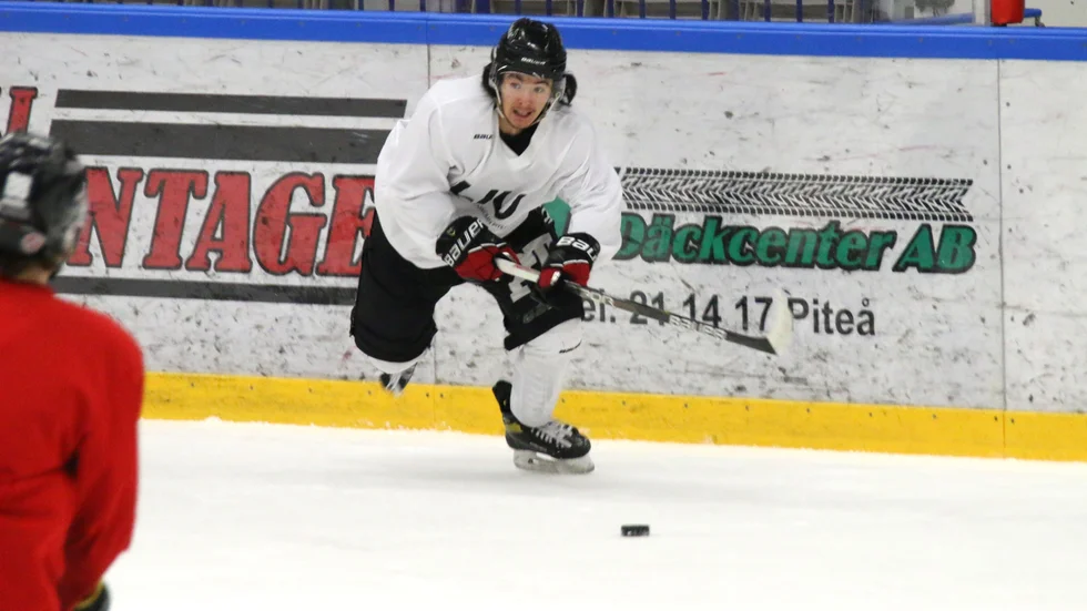 Kyler Lewis gjorde hattrick i den första perioden, sedan fortsatte det bara att rulla på för Piteå Hockeys J20-gäng hemma mot Kiruna IF. 