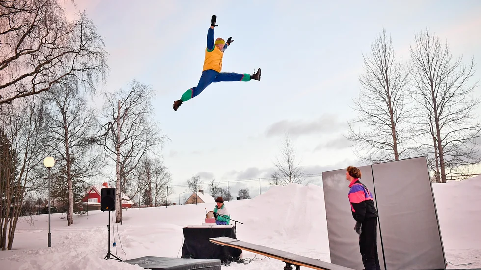Det var akrobatik på hög höjd då gruppen 4 on board gästade Folkets hus i Boliden med snöshowen, ”Smältande”.