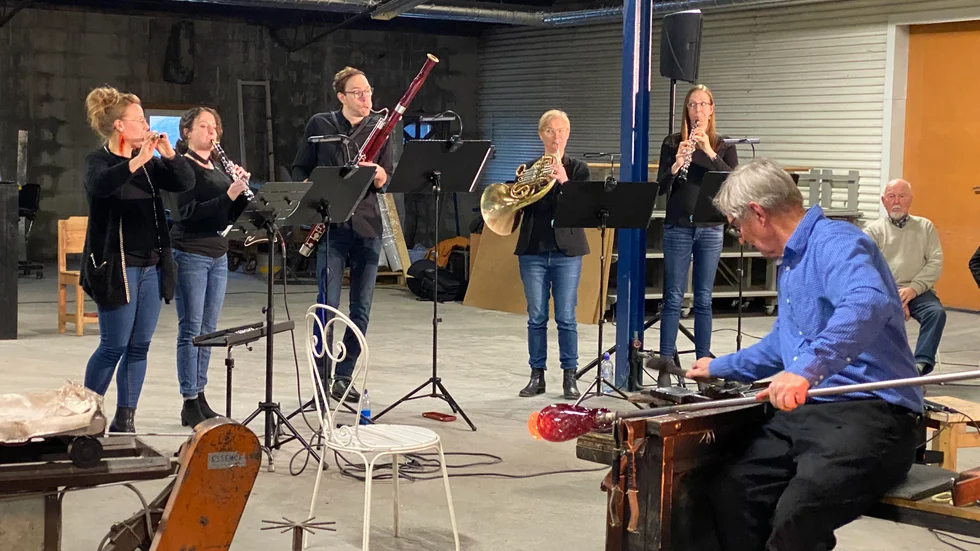 Östgötamusiken tränar inne i hyttan hos Reijmyre Glasbruk inför konserten "Blåsare möter Blåsare."