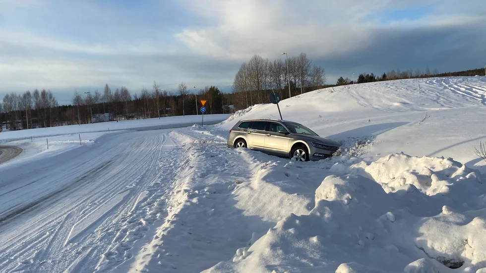 En person fördes med ambulans till sjukhus efter olyckan.