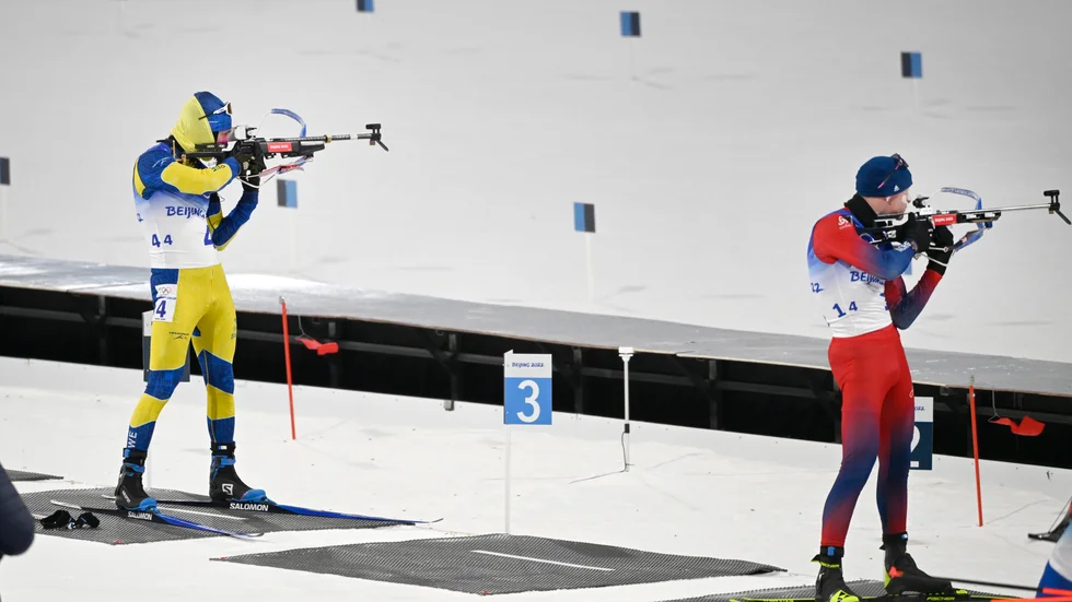 Sebastian Samuelsson och Johannes Thingnes Bø under mixedstafetten tidigare på OS.