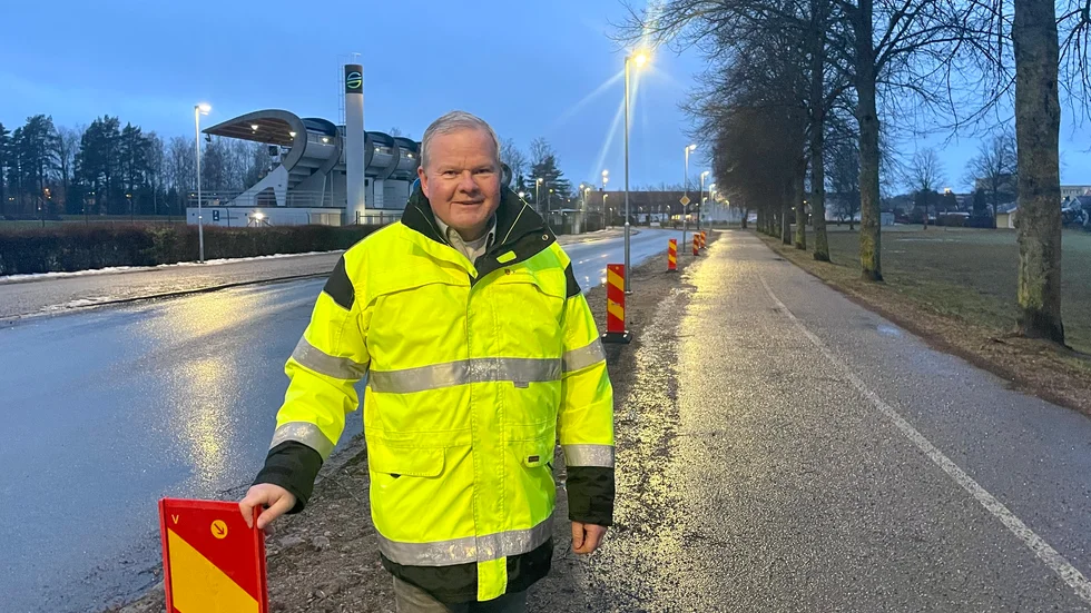 Håkan Stenström är nöjd med den nya belysningen intill Backavallen. 