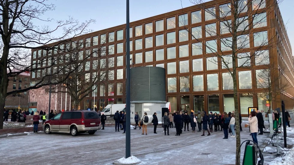 Stadshuset utrymdes under morgonen av ett automatiskt brandlarm. Räddningstjänsten söker igenom byggnaden. 