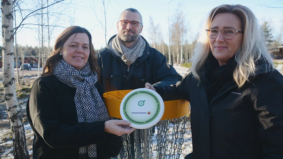 Discgolf är nästa stora folksport efter padel. Det tror Storebro IF som bygger en fullvärdig tävlingsbana på 18 hål. Nu blir Vimmerby Sparbank huvudsponsor för projektet. Fr.v. Eva Kindstrand och Andreas från föreningen och t.h Caroline Davidsson från sparbanken.