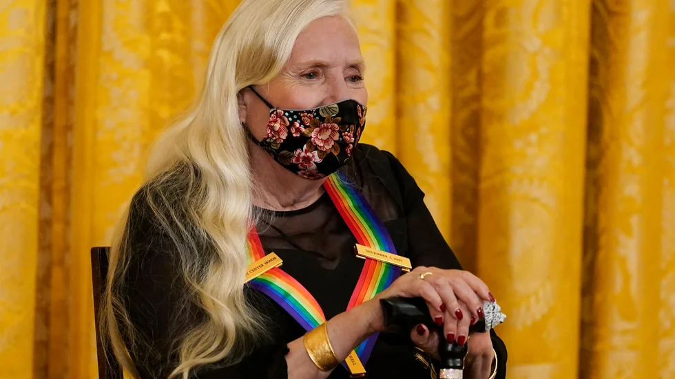 Artisten Joni Mitchell följer Neil Youngs exempel. Arkivbild.