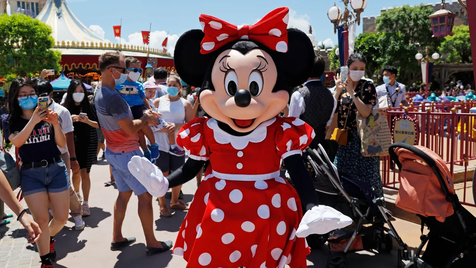 Mimmi Pigg på Disneyland i sin traditionella klänning. Arkivbild.