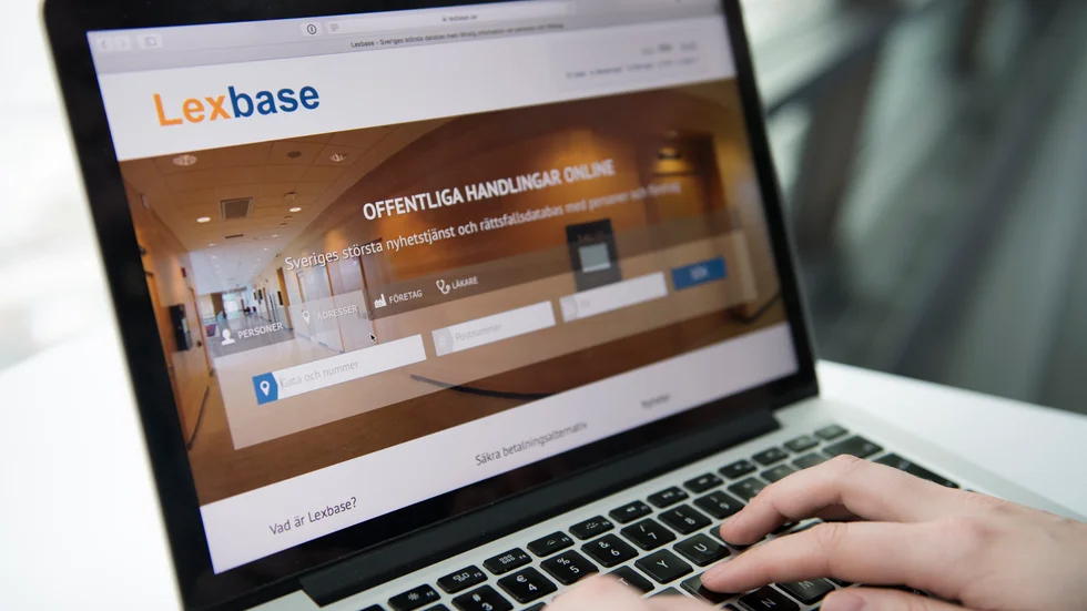 Regeringen vill lagstifta mot sajter som Lexbase, som gör domar lättillgängliga över internet.
