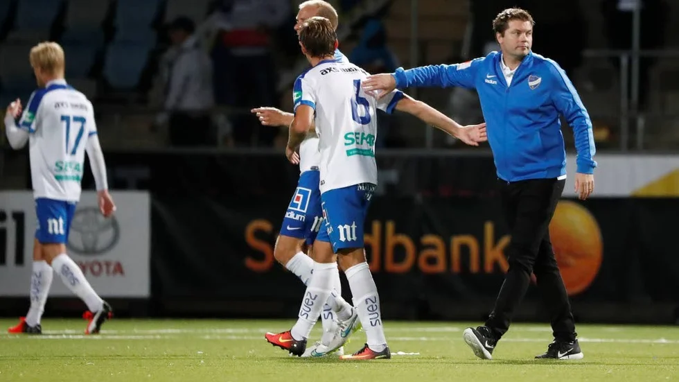 Jens Gustafsson till se mer av isländske mittfältaren Arnór Sigurdsson under lägret i Portugal.