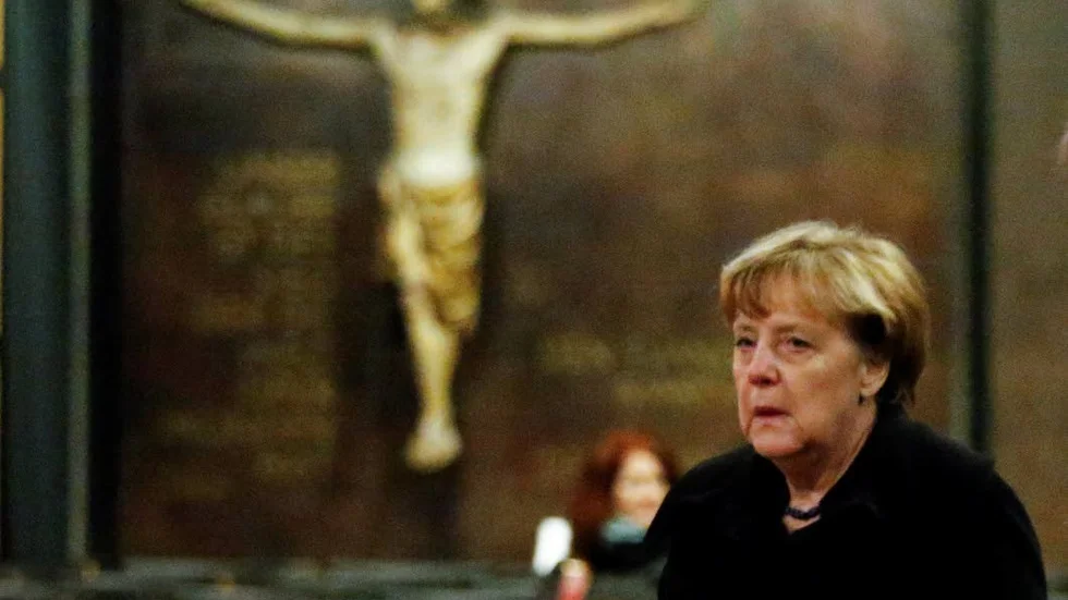 Angela Merkel i Minneskyrkan. Tysklands förbundskansler under en av tisdagens ceremonier till offrens minne och ära.