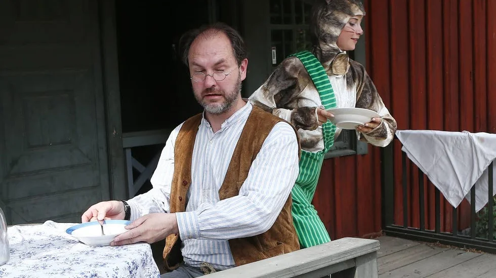 Ensamt. Pettson (Lasse Olofsson) får äta ensam när Findus (Julia Strandljung) sticker iväg till sin egen lya.