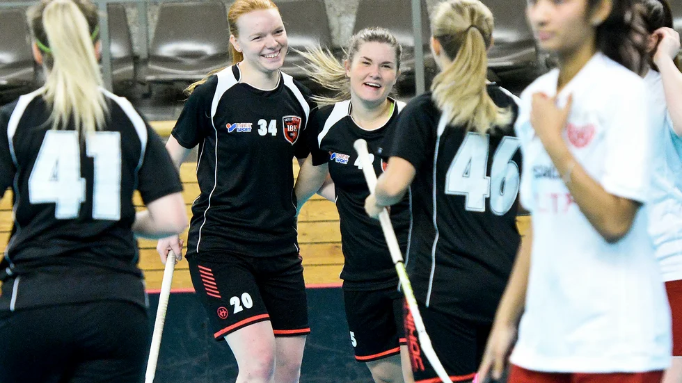 FORMTOPP. Andrea Stenlund och Alicia Lindqvist jublar efter nya mål och sex poäng för IBK i helgen. Foto: Carina Kvist.
