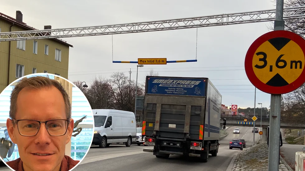 Den provisoriska "bondfångaren" är nu på plats på Vasavägen. Anders Enesved, avdelningschef på stadsbyggnadsförvaltningen, hoppas att den ska bidra till att trafikanter ska uppmärksamma den låga passagen under järnvägsbron.