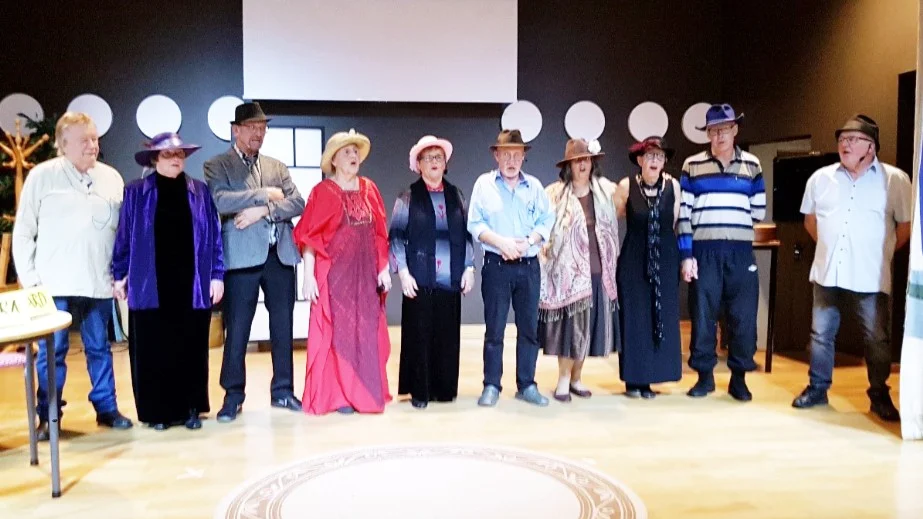 Gapadjillra. PRO Byskes teatergrupp lockade till skratt med dråpliga sketcher men gisslade även kommunen. Foto: Privat.