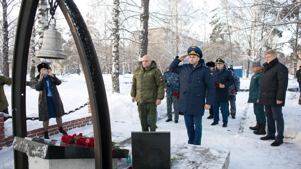 En ceremoni för de räddningsarbetare som dog i torsdagens gruvolycka i Sibirien.
