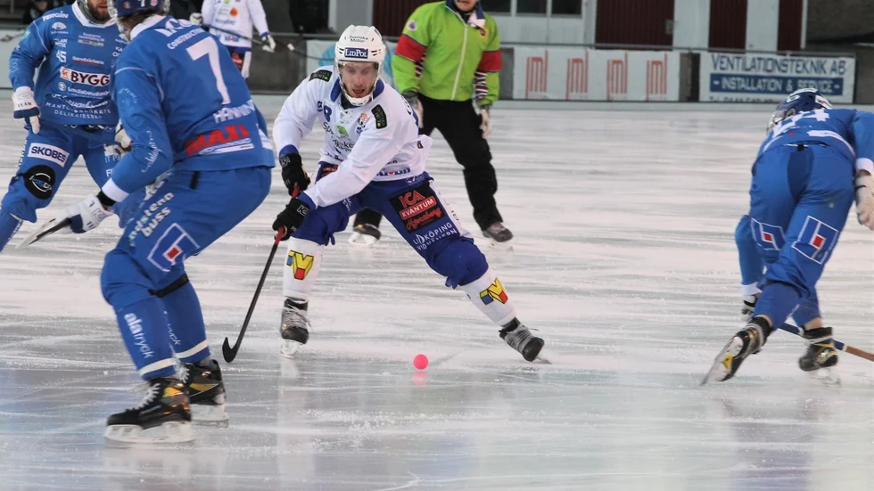 IFK Motala försöker försvara när Villa-Lidköpings Erik Säfström attackerar.