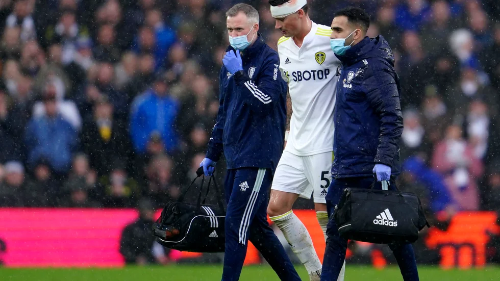 Robin Koch fick en smäll mot huvudet i helgens Premier League-fotboll.