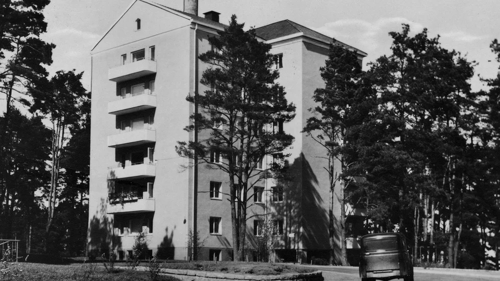 De tre punkthusen invid Bockhornsvägen i Majelden färdigställdes 1948. De är ritade av den till byggherren, Föreningen Linköpingshem, knutne arkitekten Gunnar Lydh. Även Gustav V:s medverkan krävdes.