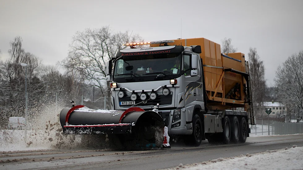 Tony Borén arbetar med snöröjning på uppdrag av Svevia. Genom sitt företag, tillsammans med två andra yrkesförare, plöjer han väg 23/34 mellan Kisa och Linköping. 