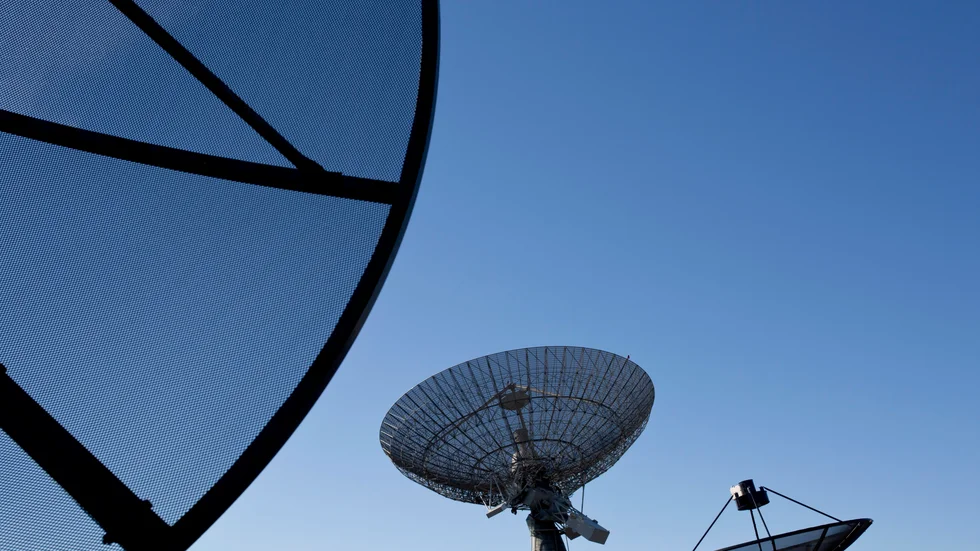 Genom att kombinera information från tolv parabolantenner spridda över halva jordklotet, däribland Onsala rymdobservatorium söder om Göteborg, kunde forskare ta reda på exakt varifrån på himlavalvet som blixtarna kommer. Arkivbild.
