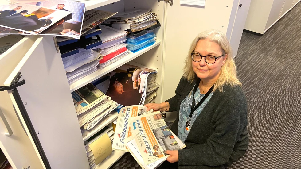 Kriminalreporter Ingar Frostberg går igenom vad hon kallar "mordskåpet" och försöker så gott det går att slänga gamla tidningar, utredningsmaterial, tingsrättsdomar och egna anteckningar. Men enkelt är det inte. Hemma väntar så småningom en liknande "dödstädning". Först ska hon dock njuta av den nya friheten.