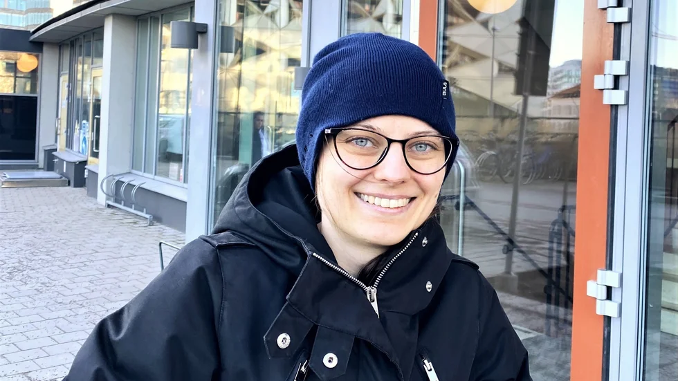 Turid bor på Stationsgatan och anser att de höga hyrorna är rimliga på grund av läget – ett stenkast bort från centralstationen.