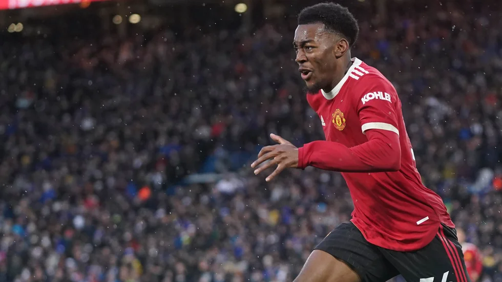 Manchester Uniteds Anthony Elanga när han firade sitt mål mot Leeds förra säsongen – kort efteråt träffades han av ett inkastat föremål. Arkivbild.