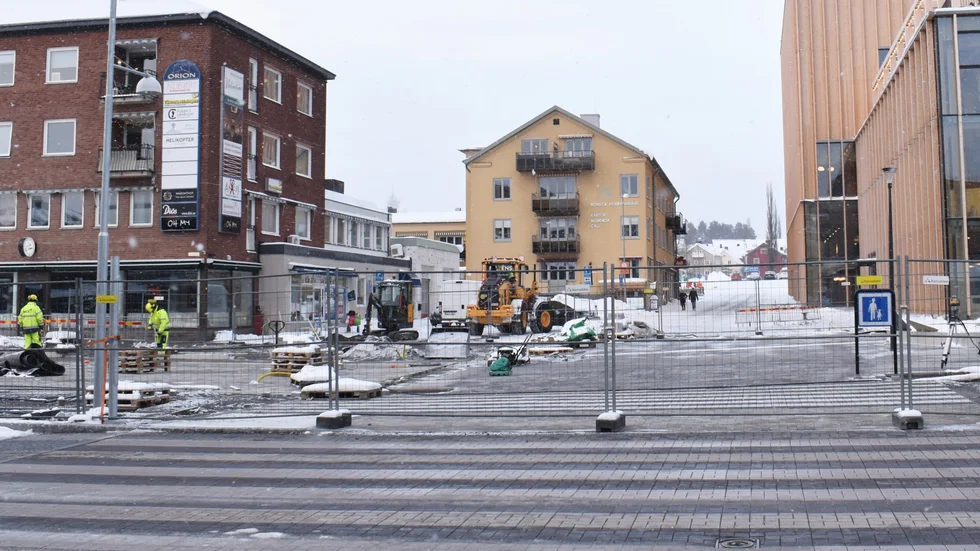 Här pågår arbetena vid Kanalgatan och i bakgrunden syns den del av Trädgårdsgatan som också ska byggas om. 