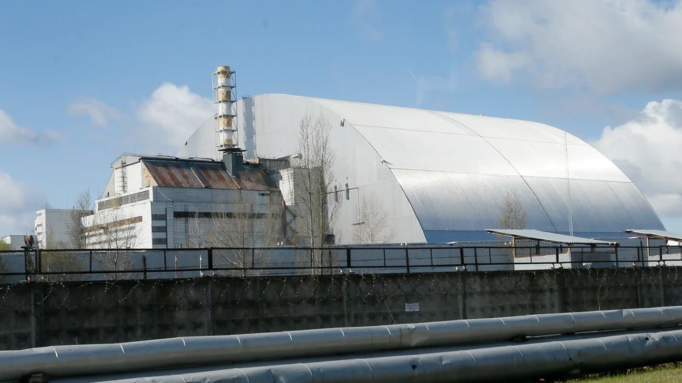 Sarkofagen på det havererade atomkraftverket i Tjernobyl. Bild från 2021.