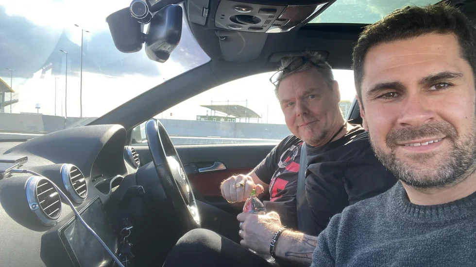 Tamuz Hidir, tidigare Liu-student och innebandyspelare i Linköping, befann sig under måndagen vid den ukrainsk-rumänska gränsen tillsammans med reskamraten Kenneth Enberg. Nu planerar de att ta bilen ända hem till Sverige.