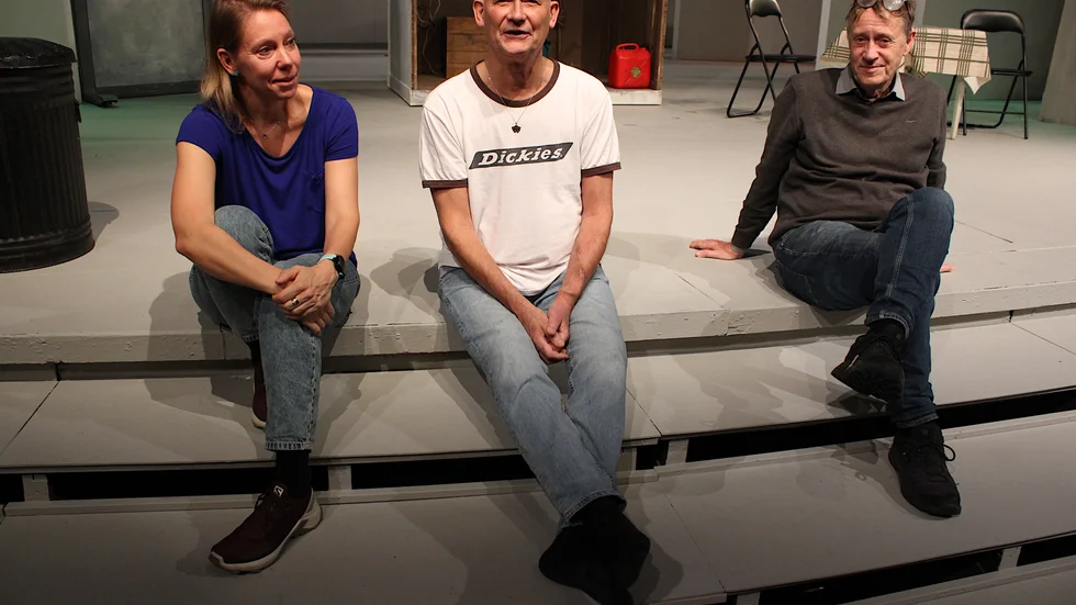 I komedin "Alla mina liv" har skådespelarna,  Ann-Sofie Andersson Kern och Sven Angleflod, direktkontakt med publiken. Till höger regissören Johan Huldt. Nypremiär är det på Östgötateatern i Norrköping på lördag.