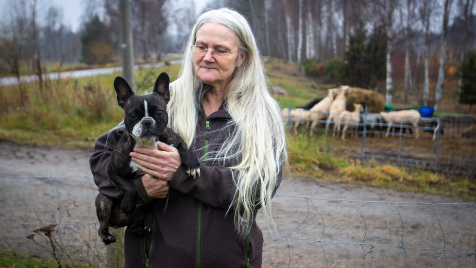 Monika Hansson med en av sina hundar. 
