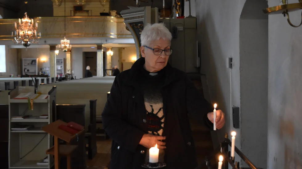 Jenny Ahlén, tillförordnad kyrkoherde i Kinda pastorat, brukar tända ljus för de barn som inte längre finns.