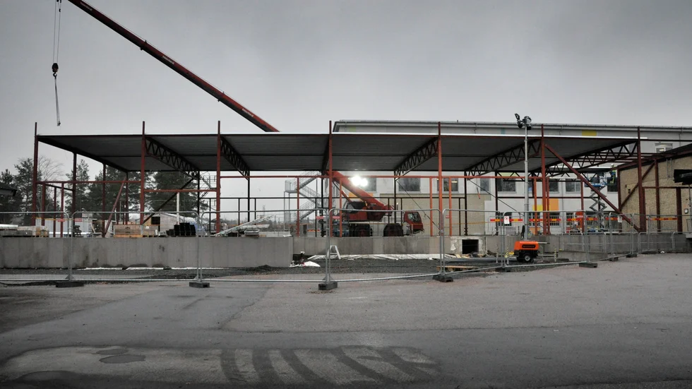 Nu reser man stommen för den nya större matsalen på Frösåkersskolan. Samtidigt påbörjas arbetet med skolgården och ny bussangöringsplats.