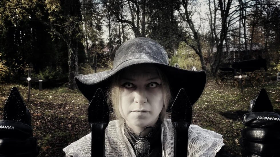 Gruvfrun, känd som gruvarbetarnas värsta mardröm, figurerar nu även kring Halloween – åtminstone i Furuviksparken. Saga Friskman är den som härjar som Gruvfrun.