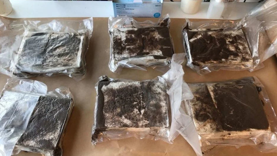I en bostad i Uppsala hittades polisen bland annat flera kilo amfetamin. Nu döms två män till fängelse.