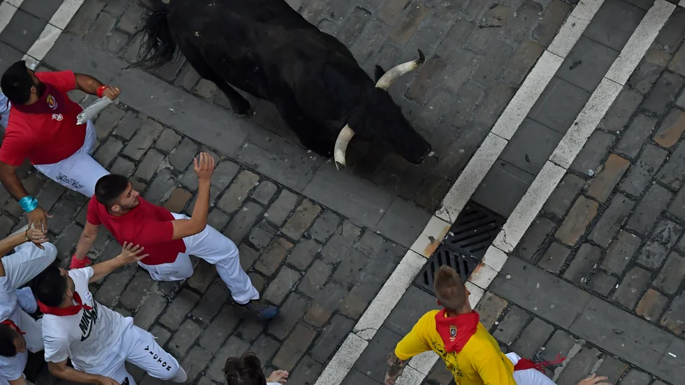 Den mest berömda tjurrusningen genomförs i staden Pamplona i Baskien. Lördagens dödsfall inträffade däremot i östra Spanien. Arkivbild.