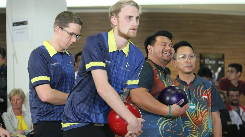 Jesper Svensson är i par med Pontus Andersson vidare till kvartsfinal i dubbel i VM i Dubai.