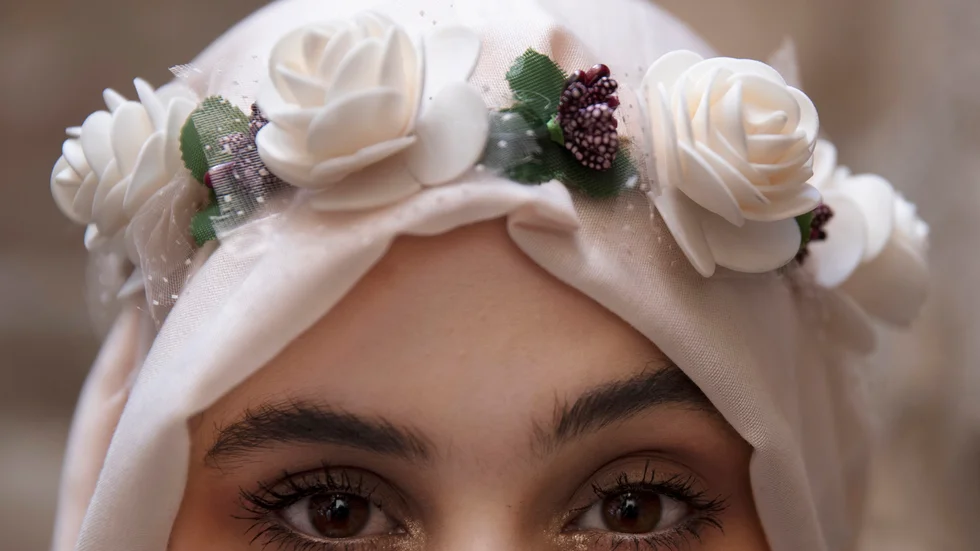 En ung palestinska i blomstersmyckad hijab. I Frankrike har en kampanj för mångfald, med hijab som exempel, väckt politisk ilska. Arkivfoto.