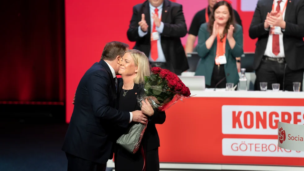 Stefan Löfven gratulerar Magdalena Andersson till uppdraget som Socialdemokraternas nya partiordförande.