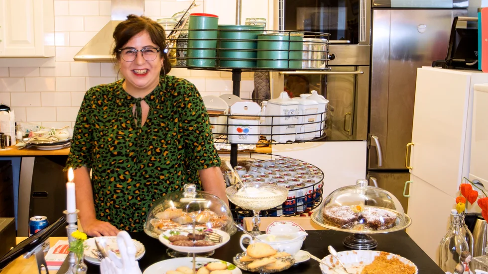 Michaela Peverelli har öppnat kaféet som hon själv saknade i Julita. Nu varvar hon arbetet som möbeltapetserare med sin helgöppna kaffevrå.