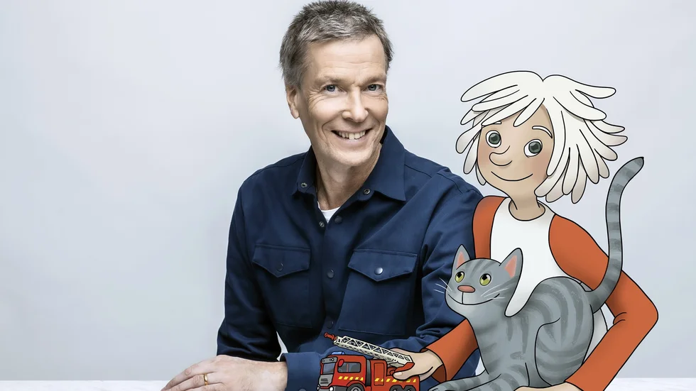 Författaren Johan Anderberg och hans sagofigur Bojan kommer till Tierp på lördag.