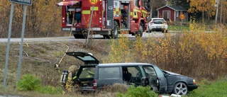 Bil åkte ner i diket i Öjebyn – höll undan allmänheten: "Explosionsrisk"