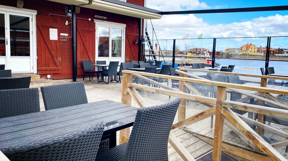 Nu ekar uteserveringarna i Öregrund tomma, men i sommar väntas som vanligt mycket folk. Då vill kommunen införa särskilda trängselvärdar som ska se till att pandemireglerna följs.