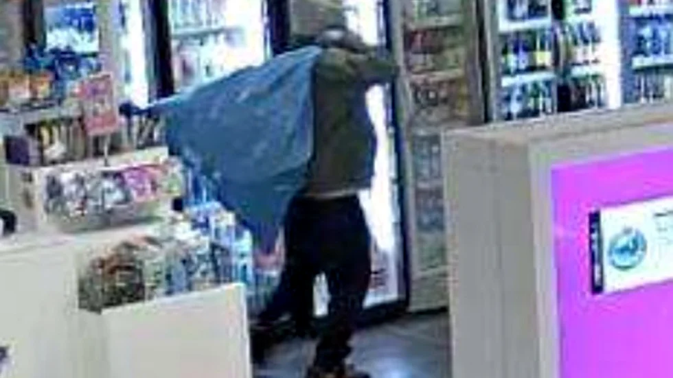 Förra gången fångades den säckbärande 41-åringen på bild. Efter stölden på Hemmakväll sitter nu mannen häktad för ett nytt stöldbrott.